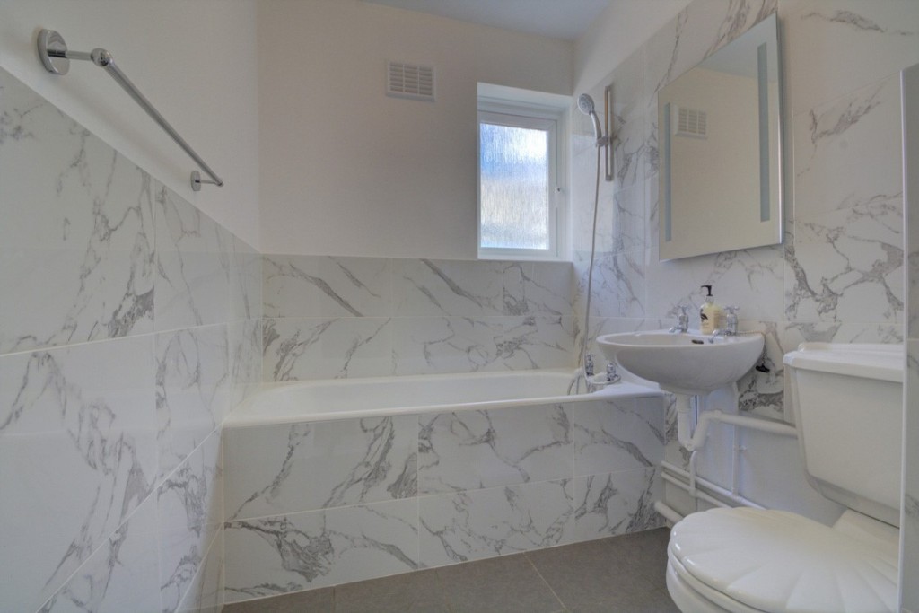 Lot: 147 - TWO-BEDROOM APARTMENT WITH SEA VIEWS - Flat 1 - bathroom before tenant moved in provided by the seller